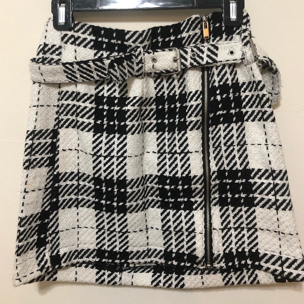 Zara Houndstooth Mini Skirt with belt, size M. A pull in the back, photographed